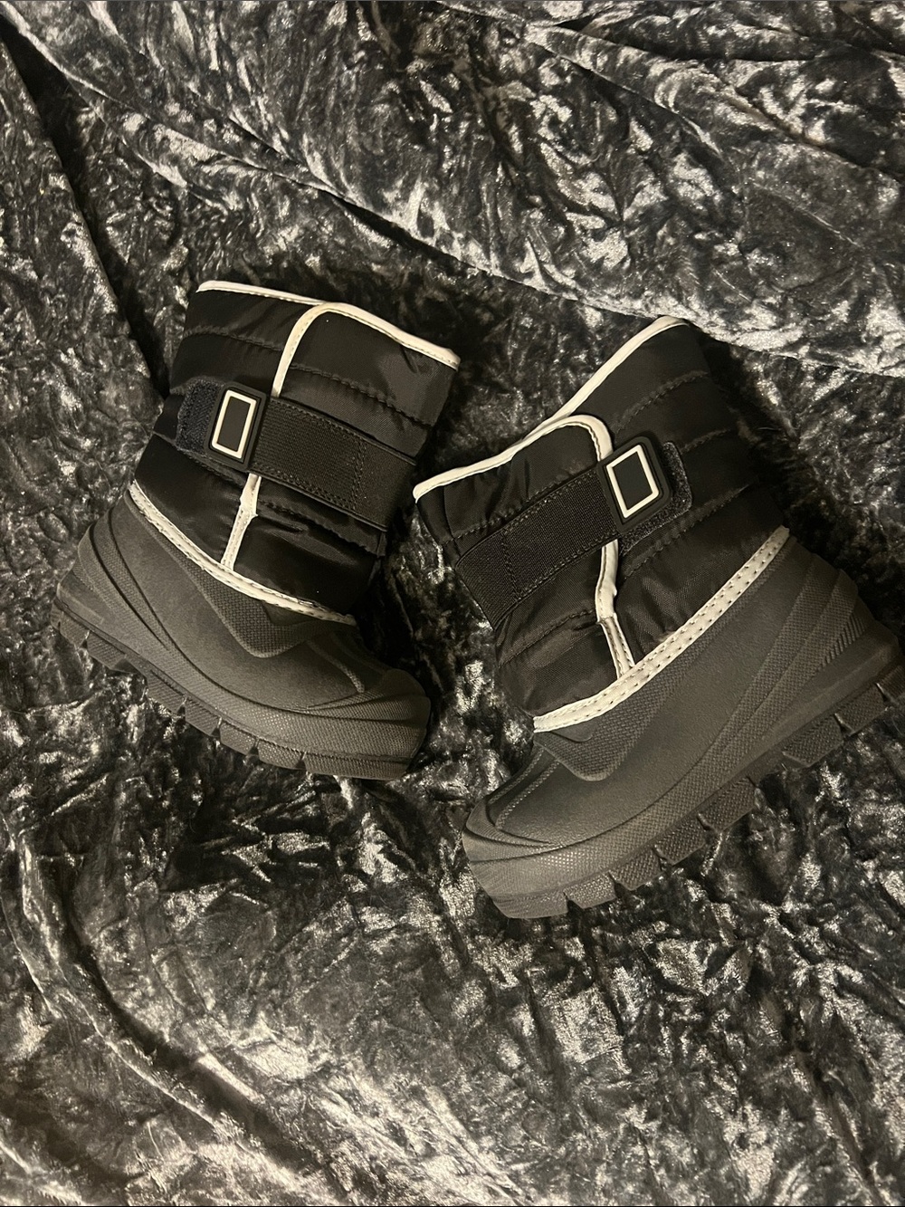 Cat and Jack Snowboots Size 6
